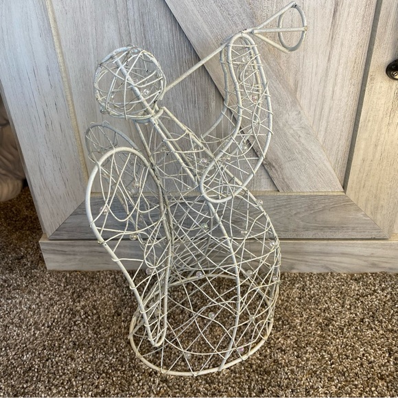 White Christmas Angel with Horn Wire Sculpture, Handmade Tree Topper - Picture 4 of 10